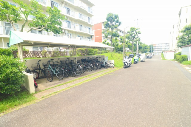 大切な自転車を雨や汚れから守る屋根付きサイクルポート