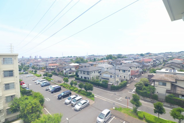 前面には住宅地が広がり、開放感のある眺望！