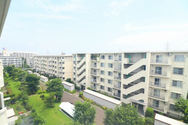 手入れの行き届いた植栽の緑が住まいに彩りを添え、バルコニーからは遠くまで見渡せる開放的な眺望と広い空が広がります。