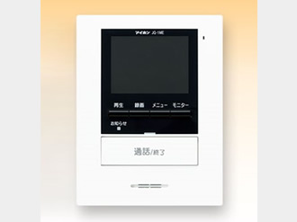 録画機能付きインターホン　夜の訪問者もカラーでしっかり確認でき、録画をすることも可能です。　ズームアップやカメラの角度を調整することも可能なため、見にくい時でも安心です。　