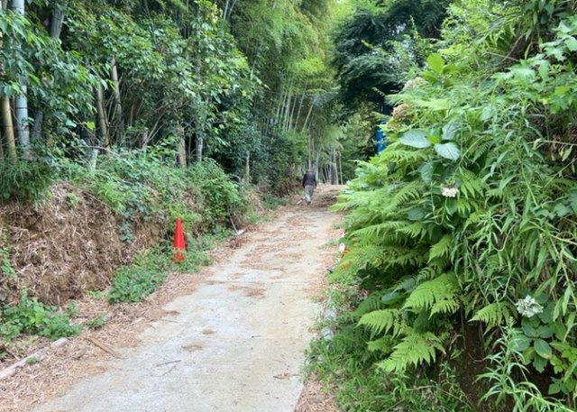 土地の形が極端に長細かったり、狭小地、あるいは道路との高低差がある傾斜地だった場合、後々売ろうとしても買い手がつかない場合もあります。後々、売却することになった時に価値の下がらない土地を選びましょう。