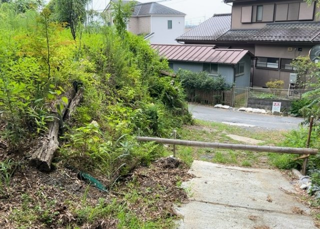 土地の面積＝住宅面積ではありません。建ぺい率の問題などで、土地のある場所によって住宅を建てられる面積は限られています。高さもしかり、「土地」という言葉の中には、建築条件も含まれると考えておきましょう。