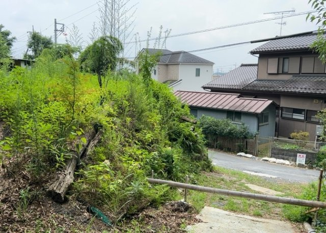 土地の前の道路に消火栓が設置されていることがあります。この場合、道路交通法第45条第1項により、駐車禁止の場所が指定されています。そのため、車庫などの駐車スペースをつくることができない場合があります。