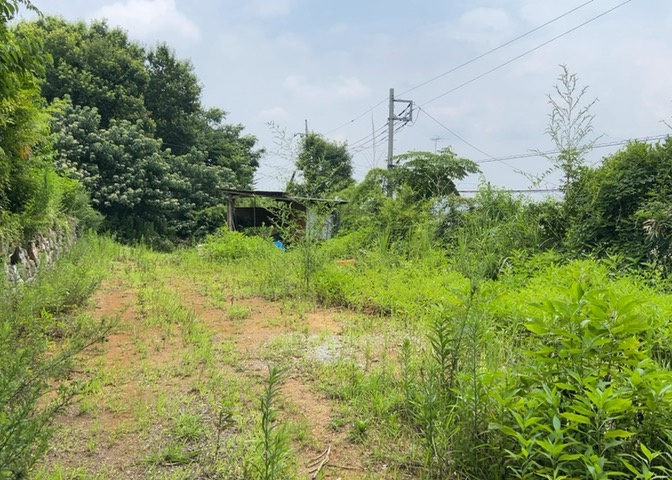 現地に行くなら、物件の周囲の地形がどうなっているかを見ることも大切です。周辺より低くなっている土地では、大雨などで水が集まりやすいため、地盤が弱くなっているということも考えられるため、注意が必要です。