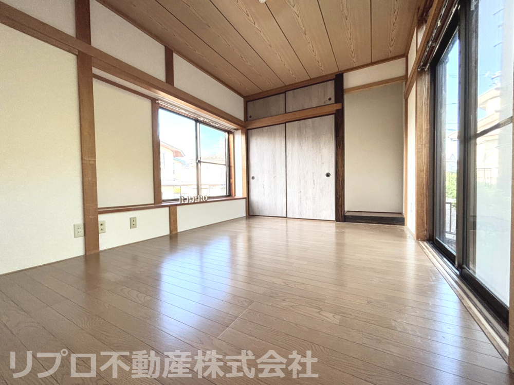 1階洋室は二面採光で明るく、押入れと床の間を備えた落ち着いた空間！和洋どちらの使い方も適してます！