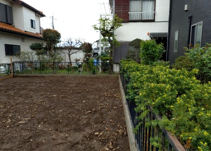 土地の形が極端に長細かったり、狭小地、あるいは道路との高低差がある傾斜地だった場合、後々売ろうとしても買い手がつかない場合もあります。後々、売却することになった時に価値の下がらない土地を選びましょう。