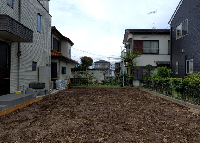 家を建てる場合、方位は要チェックです。現実的に日当たりのよい家ならばリビングは南側、建築基準法でも北側に当たる家への配慮は求められています。土地を見学に行く際は、方位磁針を持って行くようにしましょう。