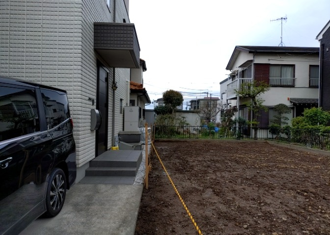 土地の前の道路に消火栓が設置されていることがあります。この場合、道路交通法第45条第1項により、駐車禁止の場所が指定されています。そのため、車庫などの駐車スペースをつくることができない場合があります。