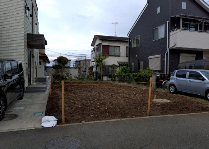 現地に行くなら、物件の周囲の地形がどうなっているかを見ることも大切です。周辺より低くなっている土地では、大雨などで水が集まりやすいため、地盤が弱くなっているということも考えられるため、注意が必要です。