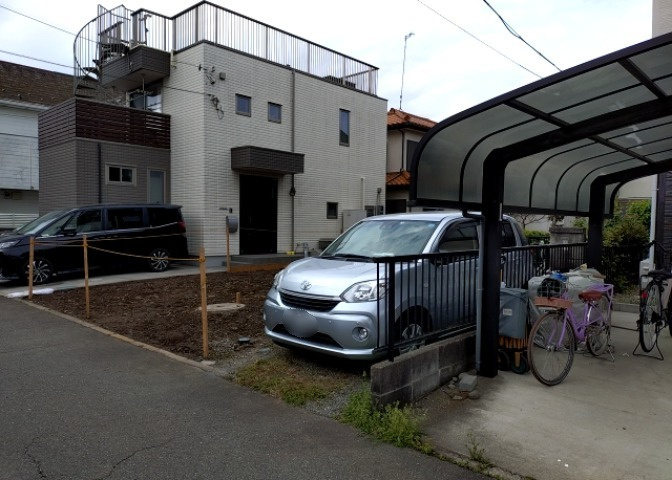 土地購入を検討されている場合、境界杭がない状態で購入してしまうと境界確定測量をする必要があり、費用がかかります。購入の前に、売主、隣土地所有者立ち合いのもと境界を確定し境界杭を設置するのがベストです。