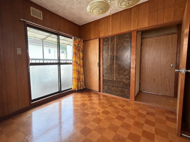木目を基調とした温かみのある2階洋室4.5帖。自然光を取り込みやすく、明るさを感じられる空間です。収納スペースも備えており、衣類や日用品を整理するのにも便利。ライフスタイルに合わせて活用できます。