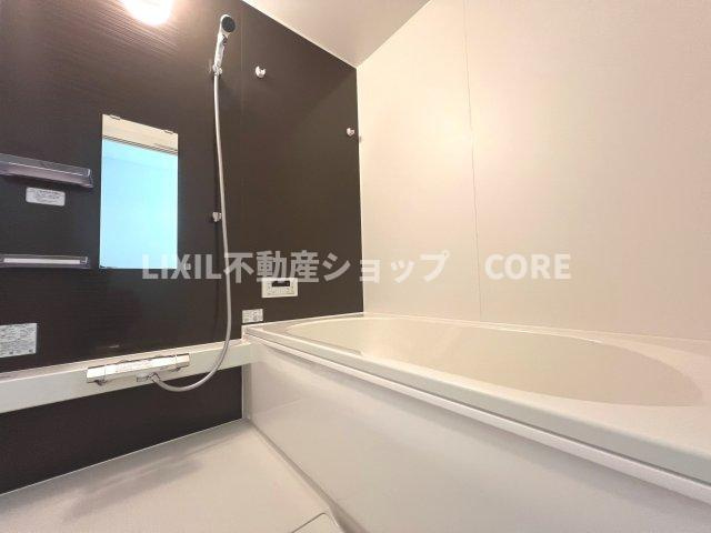 ご家族との憩いの場として、一日の疲れを癒す場として、ゆったりと足を伸ばしてくつろげる浴室。
