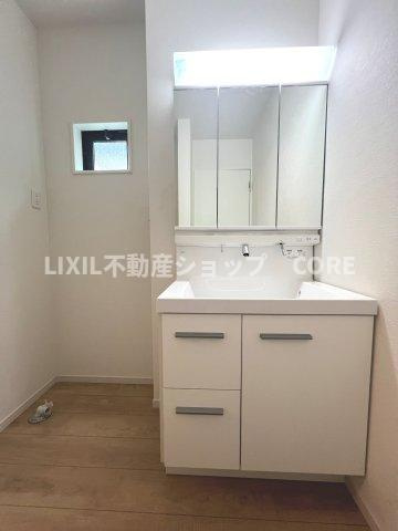 3面鏡の洗面台収納力豊富で細かいものでちらかりやすい洗面所をキレイに保つことができます。
