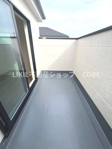 バルコニーは風通しが良く、日中は日当たりも良好です。洗濯物やお布団をたくさん干せます。
