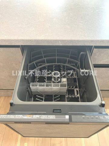 食器洗乾燥機付きで家族の食器もピカピカ。忙しい奥様には欠かせないアイテムのひとつ！！