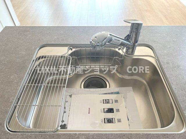 浄水と水道水を切り替えて使用できるスッキリとしたデザインの浄水器一体型水栓。
