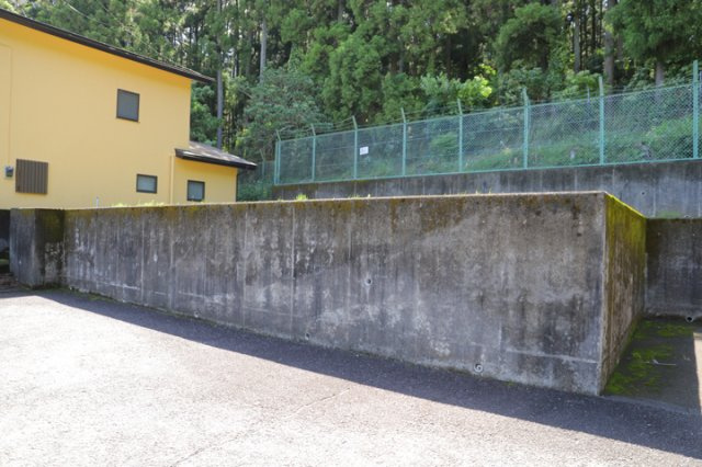 家を建てる場合、方位は要チェックです。現実的に日当たりのよい家ならばリビングは南側、建築基準法でも北側に当たる家への配慮は求められています。土地を見学に行く際は、方位磁針を持って行くようにしましょう。