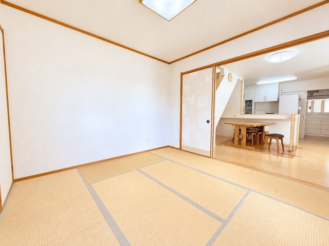 約16帖のLDKに隣接した、ゆとりある8帖の和室。引き戸を開放することでリビングとの一体感が生まれ、家族が集まる広々とした空間として活用できます。リビングから目が届きやすい配置となっています。