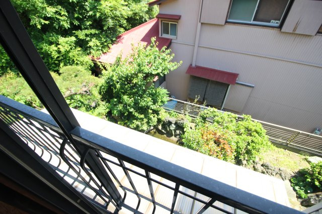 南側が開けており、日当たり良好です。自然に囲まれた静かな住環境です。