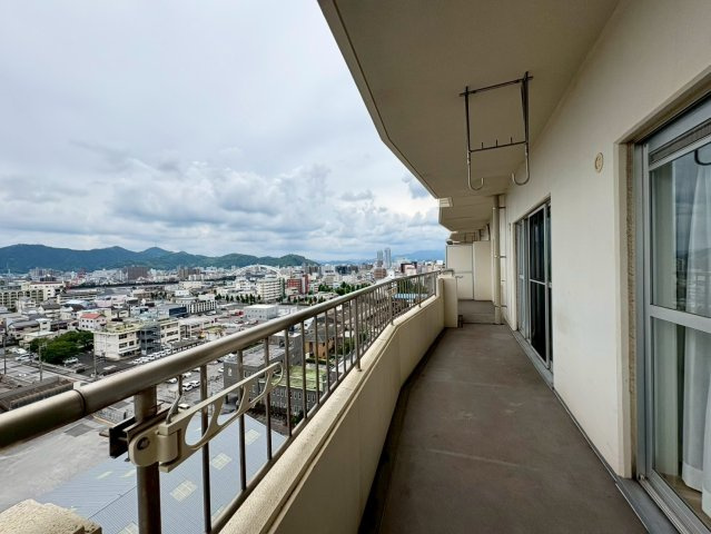 開放感溢れるワイドバルコニー。心地よい風が吹き抜け、お洗濯はもちろん、気分転換の場所にもぴったりです。