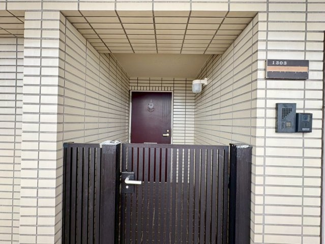 プライバシーを守る門扉付きの専用ポーチ。戸建て感覚を味わえる設計で、ベビーカーなどの一時置きにも便利です。