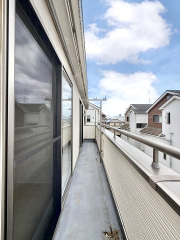 ■バルコニー｜バルコニーから入る日差しは暖かく、爽快な朝の目覚めを促してくれます♪洗濯物やお布団を干して太陽の香りを吸い込んだお布団で夜はおやすみください。
