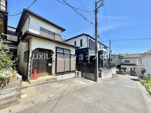 前面道路は閑静な住宅地をはしる車通りの少ない道路。お車の出し入れが苦手なママや小さなお子様にも安心　