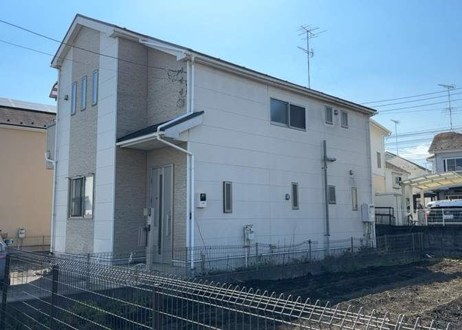 建物の基礎工事の方法は、主流となっているベタ基礎（防湿基礎）と布基礎の2種類に分類され、床下の通気性や耐久性などに違いがあります。建物の基礎部分の構造や付帯設備など詳細については現地でご確認ください。