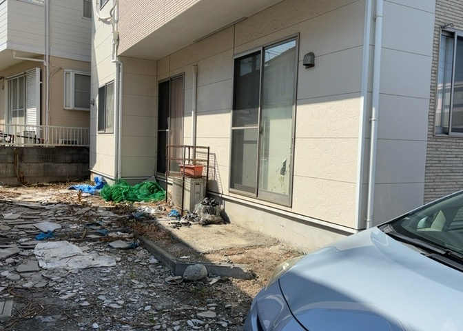 床下換気口は、床下に湿気がこもることを防ぎ、効果的に換気を行うために設置されています。床下換気口が設置されていない建物は、基礎パッキング工法などにより換気を行なっています。詳細は現地でご確認ください。