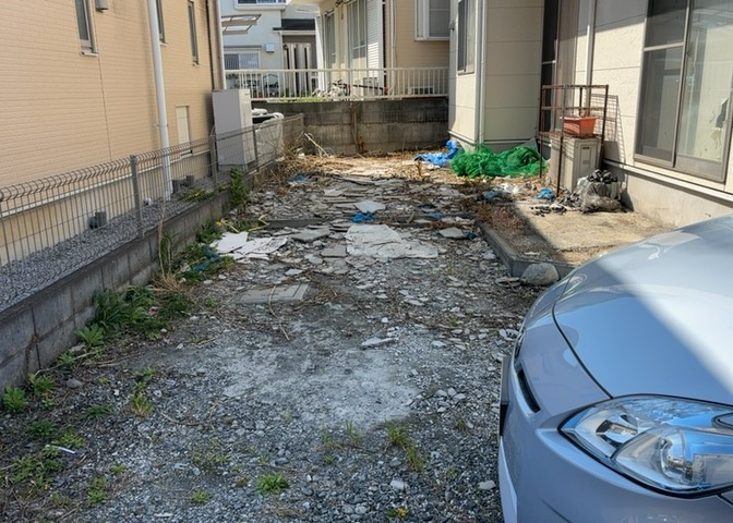 車一台あたりに必要なスペースは、標準サイズの普通自動車で横幅2m50cm、長さ5mは必要になります。ただし、乗降のことも考慮して横幅3m30cm、長さ5m50cmほどは確保できるところを選びましょう。