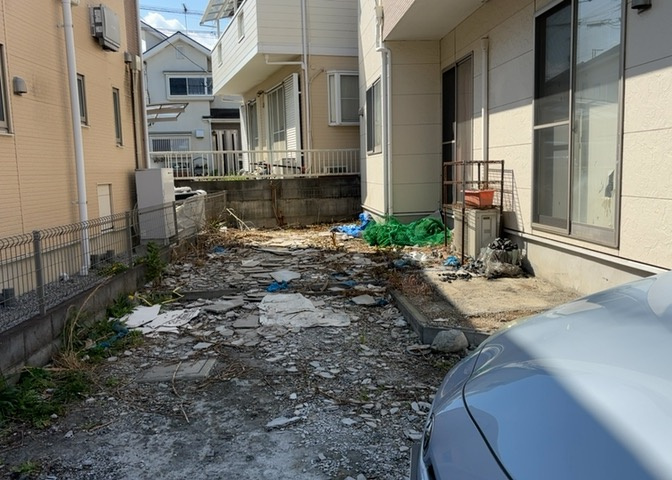 庭のある家に住むことのメリットとして、子どもたちの遊び場を確保できること、ガーデニングや家庭菜園を楽しめること、明るさを確保できることがあります。また、配置を工夫することでプライバシーが確保できます。