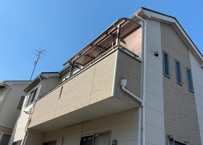 バルコニーは、建物内から室外へ楽に出入りできる便利なスペースです。また、バルコニーには手すりを付けることが義務付けられており、手すりの高さは110cm以上で施工することが建築基準法で定められています。