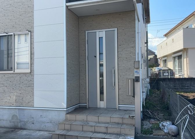 玄関は家の顔と言っても過言ではありません。現地を見学する際は玄関の広さや全体のバランスなどを見てみるといいでしょう。一般的なアプローチのしやすさだけではなく、お年寄りにも優しい設計のものだと安心です。