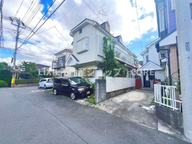 前面道路は閑静な住宅地をはしる車通りの少ない道路。お車の出し入れが苦手なママや小さなお子様にも安心。