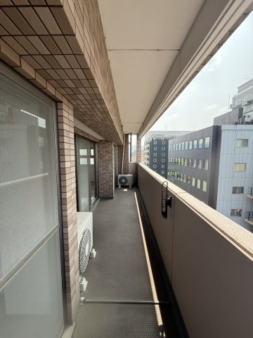 広々としたバルコニーです。リビングと約5.2帖の洋室、両方からバルコニーへの出入りが可能です。