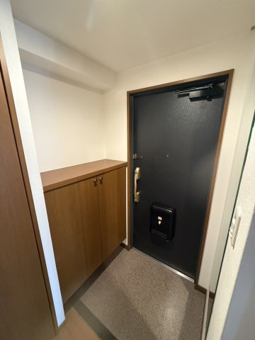 シューズボックス・収納も搭載されている玄関です。お出かけ前のチェックが可能な姿見が設置されています。