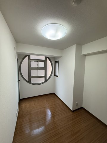 約4.5帖の洋室です。こちらも開口部が多いお部屋です。