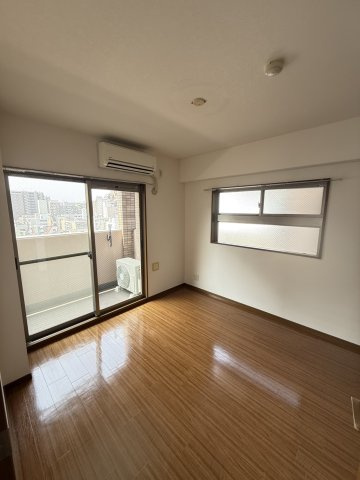 約5.2帖の洋室です。南・西側と開口部がございます。