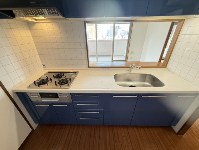 3口ガスコンロのシステムキッチンです。