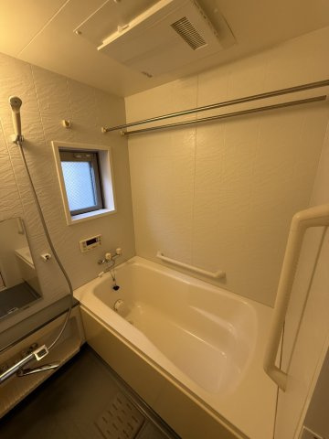 小窓付きの浴室で換気がしやすいです。