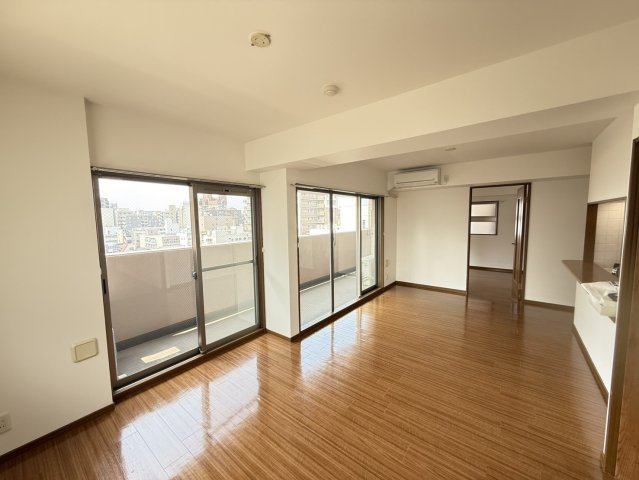 南向きバルコニーからの採光が望めるリビングです。