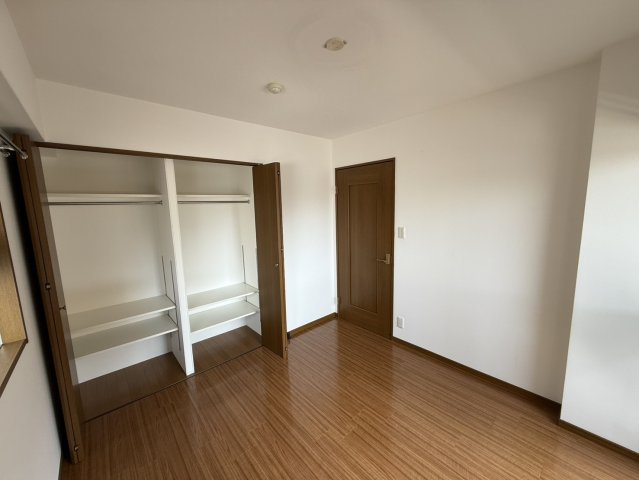 収納付き約5.2帖の洋室です。