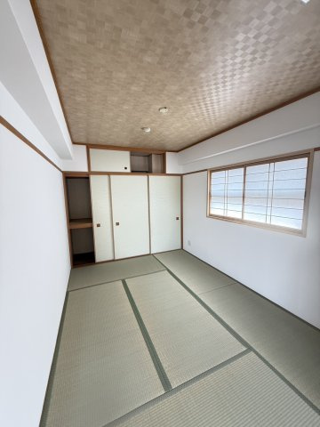 約6帖の和室です。東側からの採光が望めます。