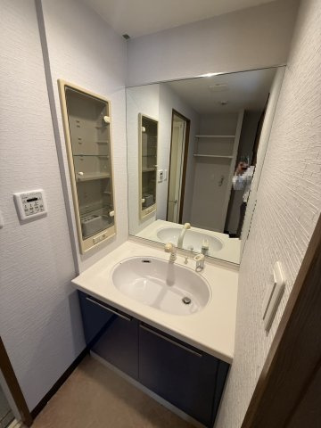 鏡が大きい独立洗面台です。