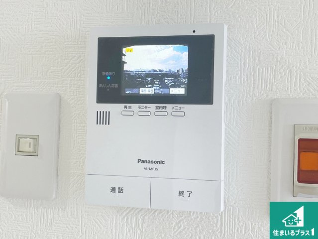カラーモニターインターホン！声だけでなく来訪者の姿や顔がモニターで確認できるので、小さなお子様がいらっしゃるご家庭でも安心できます！