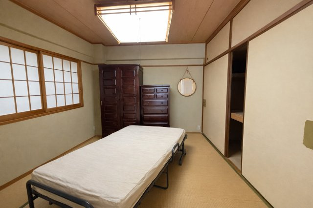 大容量の収納を備えた和室で、生活用品や衣類の整理に便利です。障子から入る柔らかな光が心地よく、落ち着いた空間を演出します。収納力を重視したい方や、和室を有効活用したい方におすすめのお部屋です。