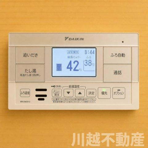 浴室に設置されたエコキュート操作パネル