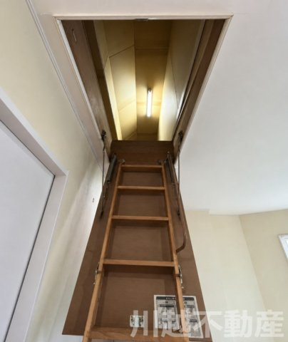 2階の廊下の真上にある小屋裏収納は格納式階段で利用できます