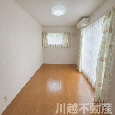 2階の東側の洋室（ベッド、机等の家具類、小物類消去の為加工しています）