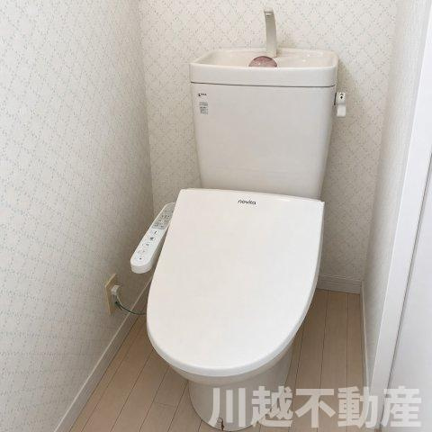 清潔感のある2階トイレ（清掃用具等消去の為加工しています）